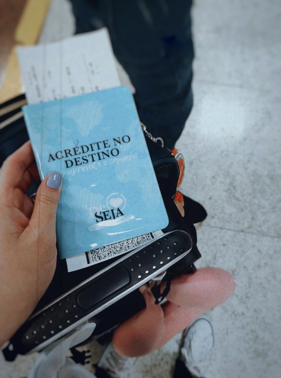 Passagem e mochila prontas para a viagem