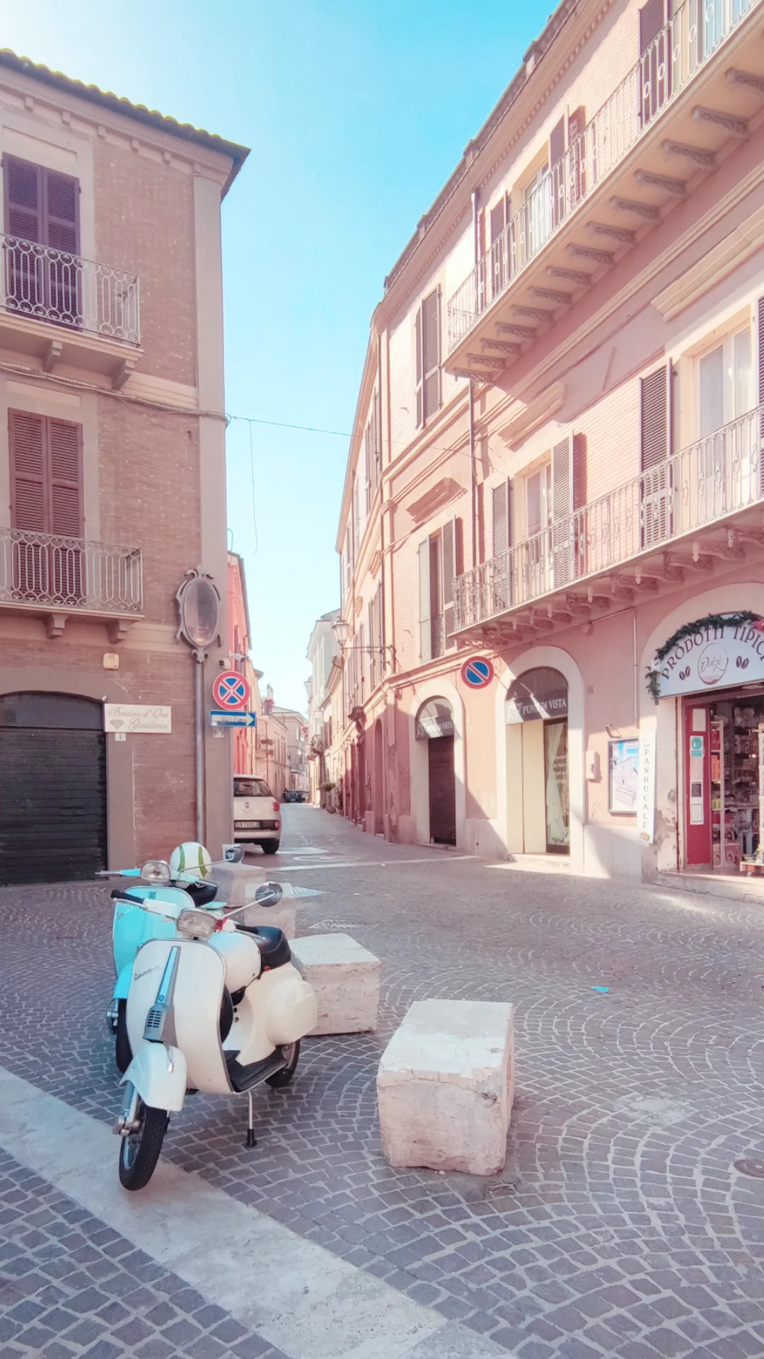 Rua italiana com vespa branca